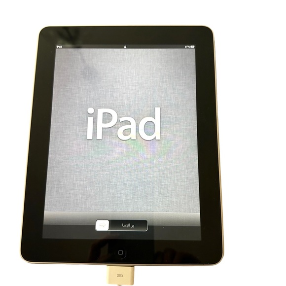 Apple A1219 iPad 1st Gen 16GB WiFi Silver and Black with Charging Cord - Picture 3 of 6